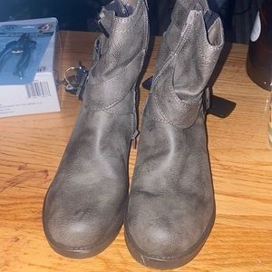 Ankle booties kind of a dark grey color. They’re really comfy. Size 6 1/2